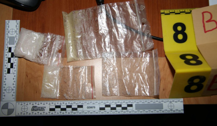 Policie zadržela dealera drog. Kromě pervitinu měl u sebe i střelnou zbraň