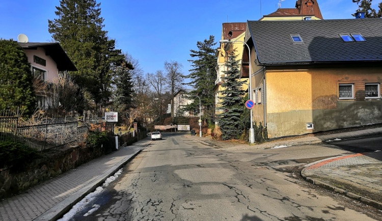 V Náchodě začne oprava silnice k nemocnici. Na řidiče čekají objížďky