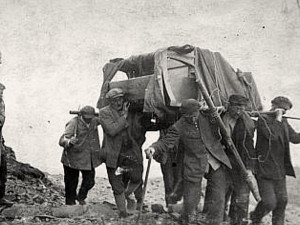 Zemřel poslední nosič na Sněžku. Nosiči na nejvyšší horu vynesli piano i vodní nádrž