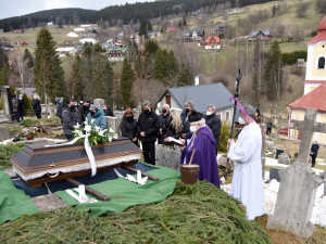 Zemřel poslední nosič na Sněžku. Nosiči na nejvyšší horu vynesli piano i vodní nádrž