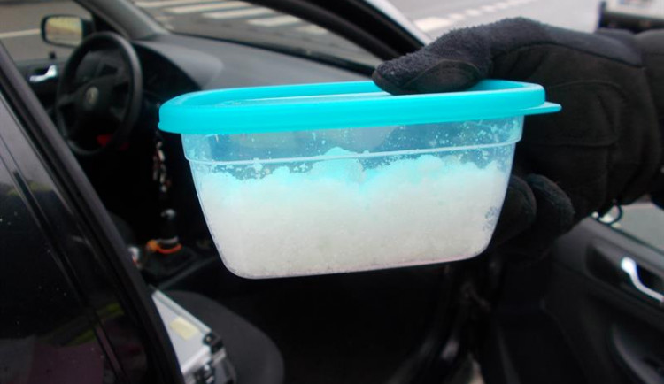 Pod sedačkou převážel metamfetamin za čtvrt milionu. Našla ho služební fena