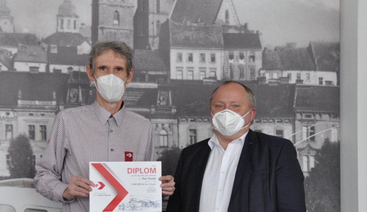 Řidič Petr najezdil za 25 let milion a čtvrt kilometrů bez nehody. Dopravní podnik ocenil své řidiče