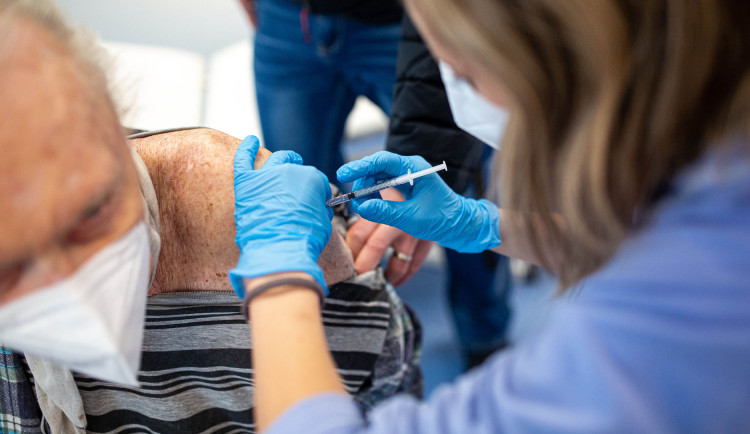 Nemocnice v Hradci Králové rozšiřuje očkovací místa. Kompletně naočkováno je v kraji 50 tisíc lidí