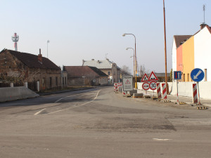 Oprava objízdné trasy v Hořicích se přesunula do další etapy. Kompletně hotovo bude za 14 dní