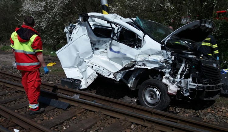 Na Rychnovsku se srazil vlak s dodávkou. Nehoda má jednu oběť