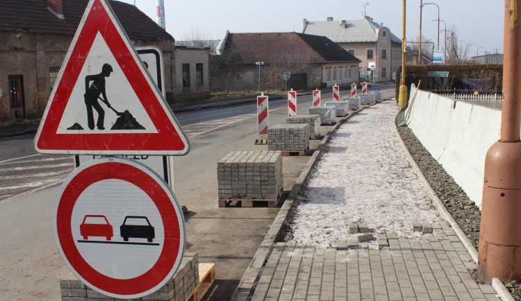 Oprava objízdné trasy v Hořicích se přesunula do další etapy. Kompletně hotovo bude za 14 dní