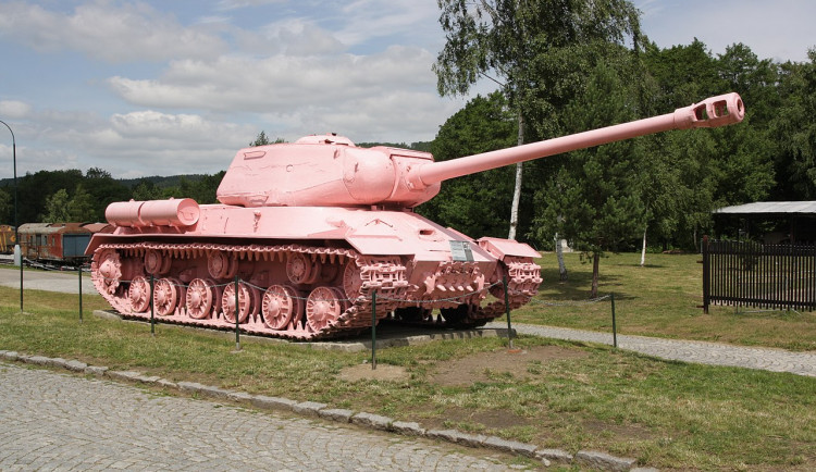 Smíchovský sovětský tank poprvé zrůžověl před 30 lety. Barvu změnil ještě několikrát