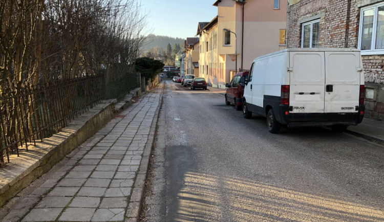 Trutnov plánuje kompletní výměnu ulice V Domcích. Rodiče budou muset vodit děti do školy pěšky