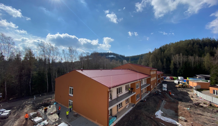 Stavba nového domova seniorů v Tmavém Dole finišuje. Klienti se budou stěhovat ještě letos