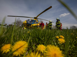 Ke srážce osobáku s nákladním autem letěl vrtulník. Řidiče bylo třeba vyprostit