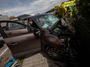 Ke srážce osobáku s nákladním autem letěl vrtulník. Řidiče bylo třeba vyprostit