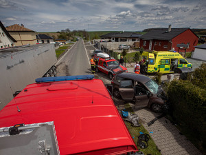 Ke srážce osobáku s nákladním autem letěl vrtulník. Řidiče bylo třeba vyprostit