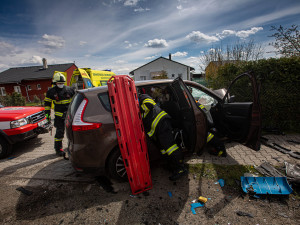 Ke srážce osobáku s nákladním autem letěl vrtulník. Řidiče bylo třeba vyprostit