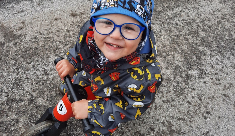 Měl z něj být ležák, vzpomíná maminka Adámka. Se synem bojují o soběstačnost