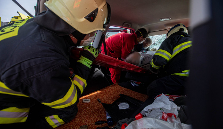 Ke srážce osobáku s nákladním autem letěl vrtulník. Řidiče bylo třeba vyprostit