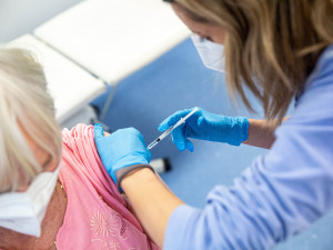 Dnes se spouští registrace k očkování padesátníků. V ČR jich žije skoro 700 tisíc