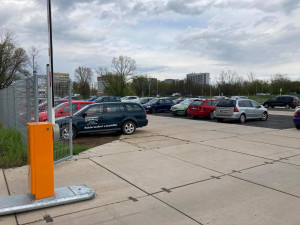 Parkování u nemocnice v Hradci Králové nestačí. Místo hledáme i půl hodiny, stěžují si pacienti