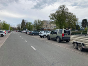 Parkování u nemocnice v Hradci Králové nestačí. Místo hledáme i půl hodiny, stěžují si pacienti