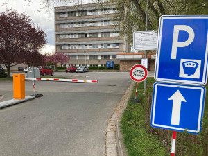 Parkování u nemocnice v Hradci Králové nestačí. Místo hledáme i půl hodiny, stěžují si pacienti