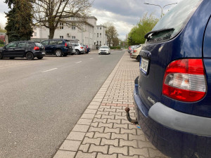 Parkování u nemocnice v Hradci Králové nestačí. Místo hledáme i půl hodiny, stěžují si pacienti
