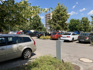 Parkování u nemocnice v Hradci Králové nestačí. Místo hledáme i půl hodiny, stěžují si pacienti