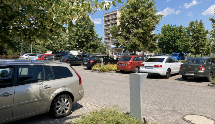 Parkování u nemocnice v Hradci Králové nestačí. Místo hledáme i půl hodiny, stěžují si pacienti
