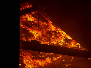 Přesně před rokem došlo k jednomu z největších požárů v historii kraje. Hasiči popsali detaily zásahu