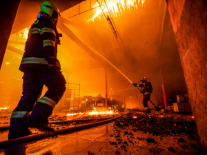 Přesně před rokem došlo k jednomu z největších požárů v historii kraje. Hasiči popsali detaily zásahu