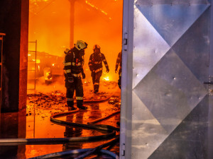 Přesně před rokem došlo k jednomu z největších požárů v historii kraje. Hasiči popsali detaily zásahu