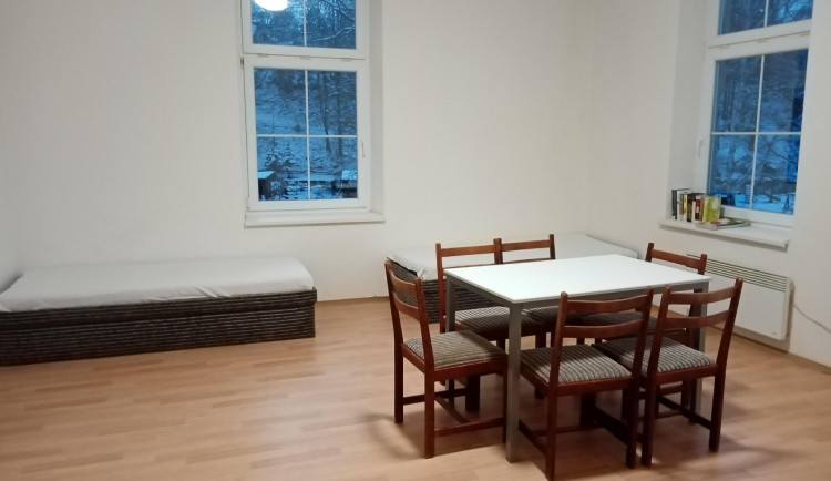 Trutnov zřídil dočasnou noclehárnu. Služby využila těhotná žena i lidé bez domova