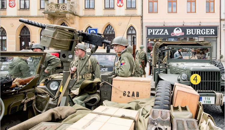Do Hořic a Velichovek přijel konvoj americké historické techniky