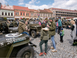 Do Hořic a Velichovek přijel konvoj americké historické techniky