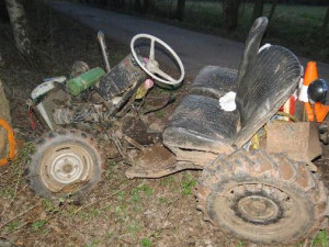 Na Trutnovsku boural podomácku vyrobený traktor, řidiče transportoval vrtulník do nemocnice