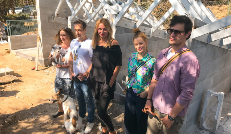 Na stavbu psího útulku ve Velkých Popovicích se přišla podívat Ivana Chýlková, Hana Holišová i David Kraus