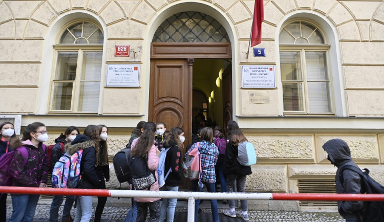 Praha na vlastní náklady nakoupila do škol devět tisíc PCR testů