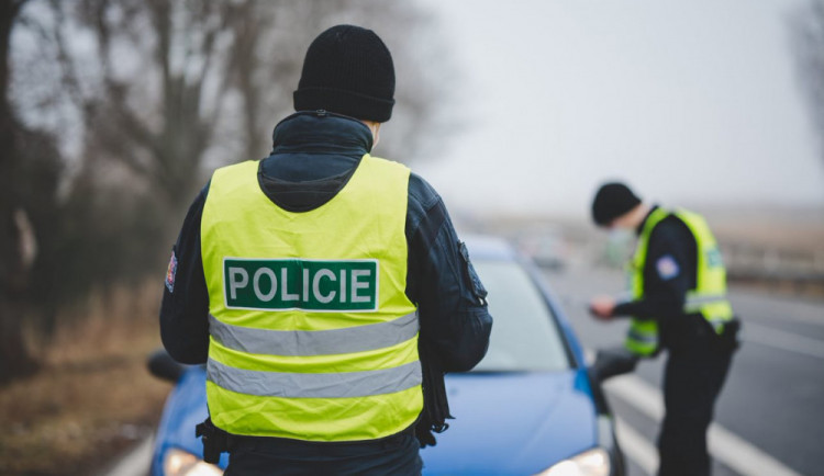 Řídil pod vlivem alkoholu i drog. Policie následně zjistila, že má soudně zakázaný Hradec Králové