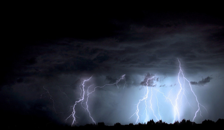 Odpoledne do hradeckého kraje dorazí bouřky. Meteorologové vydávají varování