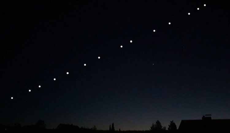 Nad Hradcem Králové můžeme vidět vesmírný vlak Elona Muska. Vypadá jako UFO