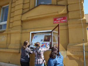 Ve Dvoře Králové mají obrazovou výstavu na veřejných místech – Umění bez galerie