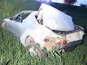 U Jaroměře zasahoval vrtulník při vážné nehodě. Řidič ani spolujezdec nebyli připoutaní