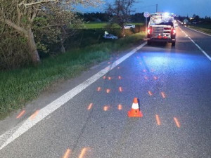 U Jaroměře zasahoval vrtulník při vážné nehodě. Řidič ani spolujezdec nebyli připoutaní