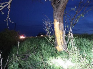 U Jaroměře zasahoval vrtulník při vážné nehodě. Řidič ani spolujezdec nebyli připoutaní