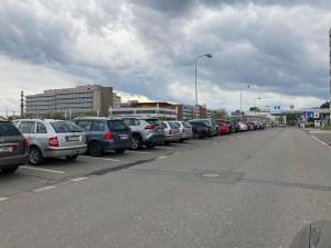 Parkování u Fakultní nemocnice Hradec Králové je peklo. Co na to zastupitelské kluby?