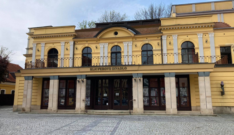 První diváky přivítá Klicperovo divadlo na začátku června. Uvede hru inscenaci Hana