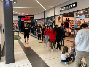 Hradecká obchodní centra praskala ve švech. Na nákup vyrazilo tisíce lidí