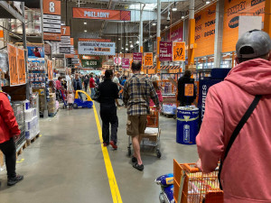 Hradecká obchodní centra praskala ve švech. Na nákup vyrazilo tisíce lidí