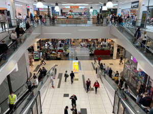 Hradecká obchodní centra praskala ve švech. Na nákup vyrazilo tisíce lidí