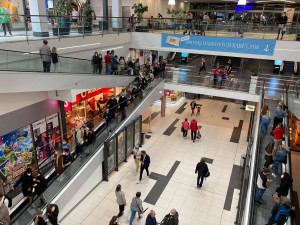 Hradecká obchodní centra praskala ve švech. Na nákup vyrazilo tisíce lidí
