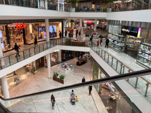 Hradecká obchodní centra praskala ve švech. Na nákup vyrazilo tisíce lidí