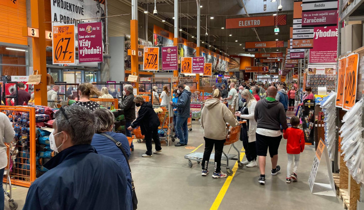 Hradecká obchodní centra praskala ve švech. Na nákup vyrazilo tisíce lidí